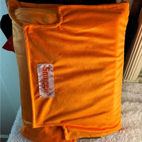 Snuggie 2-in-1 Pillow and Snack Tray Cheetos Flamin' Hot 2 Drinks Holders,Tray - Picture 6 of 12